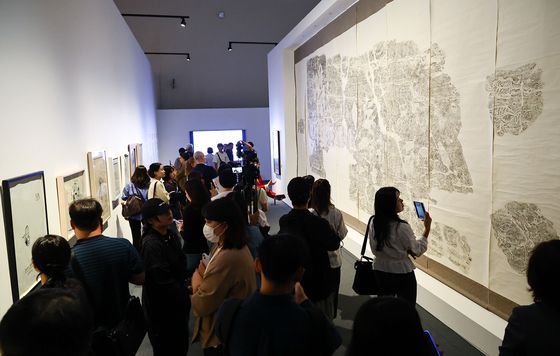 서울 동대문디자인플라자(DDP)에 바스키아의 드로잉과 마주 걸린 반구대 암각화 탁본(오른쪽). 김종호 기자