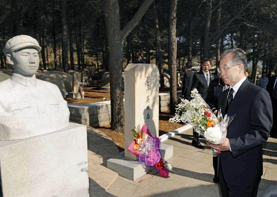 지난 2009년 10월 5일 원자바오(오른쪽) 당시 중국총리가 평안남도 회창의 마오안잉 묘소에 헌화하고 있다. 오는 9~11일 리창 중국 총리가 중국 총리로서는 16년만에 북한을 방문한다. 중앙포토