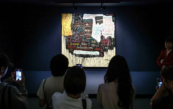 서울 동대문디자인플라자(DDP)에서 열리고 있는 ‘장 미셸 바스키아: 과거와 미래를 잇는 상징적 기호들'에 출품된 '미술관 경비원(브로드웨이 멜트다운)'. 큐레이터 디터 부흐하르트와 안나 카리나 호프바우어가 꼽은 '한 점'이다. 김종호 기자