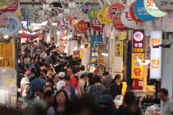 추석 연휴를 앞둔 2일 서울 시내 한 전통시장에서 시민들이 장을 보고 있다. 연합뉴스