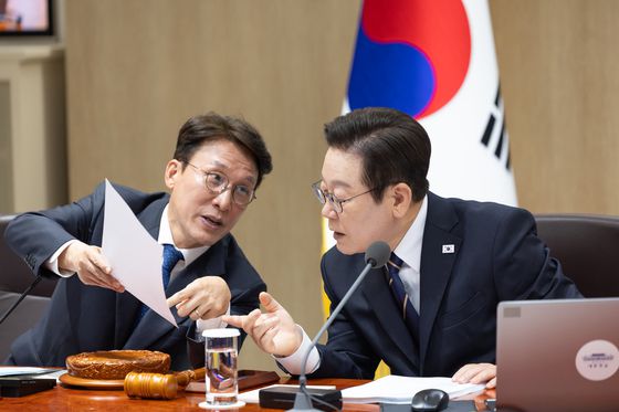 이재명 대통령과 김민석 국무총리가 30일 서울 용산 대통령실 청사에서 열린 제44회 국무회의에서 대화를 하고 있다. 뉴스1