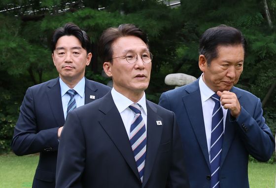 김민석 국무총리가 지난달 7일 서울 종로구 총리공관에서 열린 고위당정협의회에서 기념촬영을 마친 뒤 더불어민주당 정청래 대표, 강훈식 대통령 비서실장과 회의장으로 향하고 있다. 연합뉴스