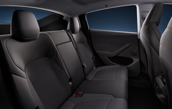 테슬라가 7일(현지시간) 미국 시장에 출시한 모델Y 스탠다드는 원가절감을 위해 가죽 시트가 아닌 직물 시트가 적용됐다. 사진 테슬라