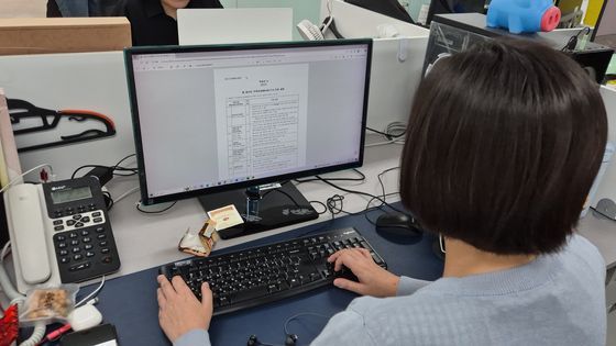 지난 2023년 6월 8일 이연주 한국시각방야인연합회 사무총장(왼쪽)과 이삼희 한국디지털접근성진흥원 원장이 8일 서울 서초구 고등법원에서 열린 '시각장애인 온라인 쇼핑 차별' 소송 선고 결과와 관련해 입장을 밝히고 있다. 서울고법 민사16부는 시각장애인 963명이 이마트와 이베이코리아, 롯데쇼핑을 상대로 낸 손해배상 청구 소송 항소심에서 원고 일부 승소 판결했다. 뉴스1