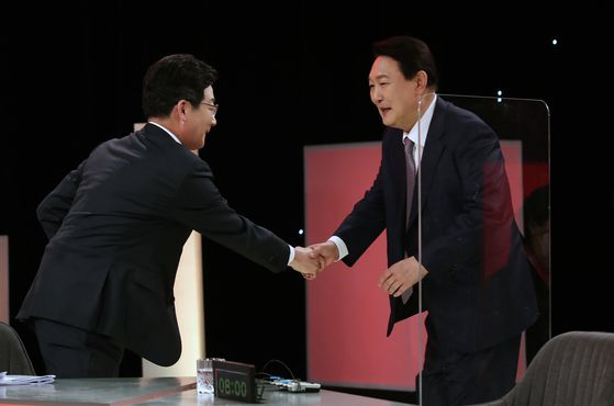 2021년 10월 서울 여의도 KBS본관 스튜디오에서 열린 국민의힘 대선 경선후보자 토론회에서 윤석열(오른쪽), 유승민 후보가 악수하고 있다. 국회사진기자단
