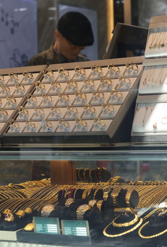 금값이 사상 처음 트로이온스당 4000달러를 넘어선 8일 서울의 금은방 모습. [연합뉴스]