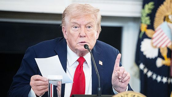 도널드 트럼프 미국 대통령과 베냐민 네타냐후 이스라엘 총리가 지난달 29일(현지시간) 워싱턴 DC 백악관에서 공동 기자회견을 마친 뒤 악수를 나누고 있다. AFP=연합뉴스