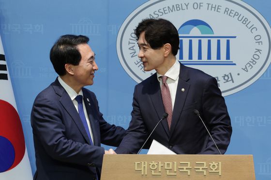 박수현 더불어민주당 수석대변인(왼쪽)과 박성훈 국민의힘 수석대변인이 지난달 8일 오후 서울 여의도 국회 소통관에서 대통령-여야 당대표 회동 결과 공동 브리핑을 마친 후 악수하는 모습/뉴스1