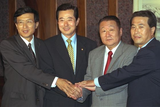 1998년 7월 9일 여야 4당 대변인이 점심을 겸해 모였다. 당시 신기남 국민회의 대변인, 변웅전 자민련 대변인, 김철 한나라당 대변인, 김충근 국민신당 대변인이 '이번 재보궐선거 기간만이라도 지역감정을 조장하거나 상대후보를 비방하는 내용의 성명 논평은 자제하자'고 결의하는 모습. 중앙포토