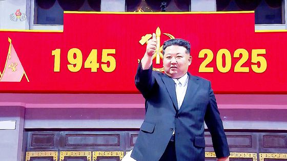 북한 노동당 기관지 노동신문은 10일 김정은 당 총비서의 참석 아래 당 창건 80주년 경축대회가 지난 9일 저녁 5월1일 경기장에서 성대히 진행됐다고 보도했다.   노동신문=뉴스1