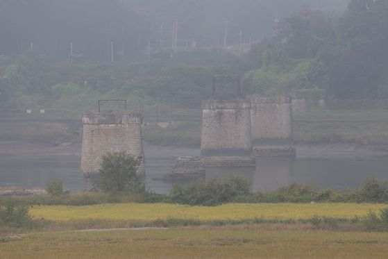 지난 1일 경기도 파주시 임진강 철교 일대에 안개가 자욱하다. 연합뉴스