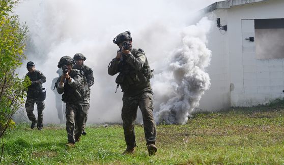 지난달 25일 강원도 인제군 육군 과학화훈련단(KCTC) 도시지역훈련장에서 열린 제3회 국제 과학화전투 경연대회(K-ICTC)에서 다국적 연합군 장병들이 건물 내부 대항군과 교전하고 있다. 본 기사와 관련 없음. 뉴스1