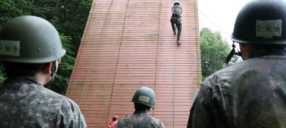 지난 7월 유격 훈련 중인 병사들이 경사판을 오르내리고 있다. 본 기사와 관련 없음. 뉴스1