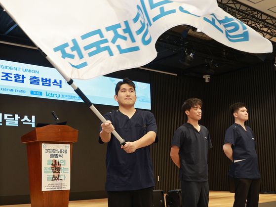 지난달 14일 서울 용산구 대한의사협회에서 열린 전국전공의노동조합 출범식에서 유청준 위원장이 노조 깃발을 펄럭이고 있다. 연합뉴스