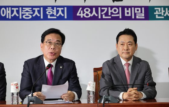 송언석 국민의힘 원내대표(왼쪽)와 장동혁 대표가 12일 오후 국회에서 열린 기자간담회에서 발언하고 있다. 장진영 기자