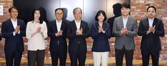 지난달 11일 오후 서울 강남구 네이버스퀘어 역삼에서 열린 금감원-빅테크 CEO 간담회. 왼쪽부터 박대준 쿠팡 대표이사, 정신아 카카오 대표이사, 송치영 소상공인연합회장, 이찬진 금융감독원장, 최수연 네이버 대표이사 사장, 이승건 토스 최고경영자, 김범석 우아한형제들 대표. 뉴스1