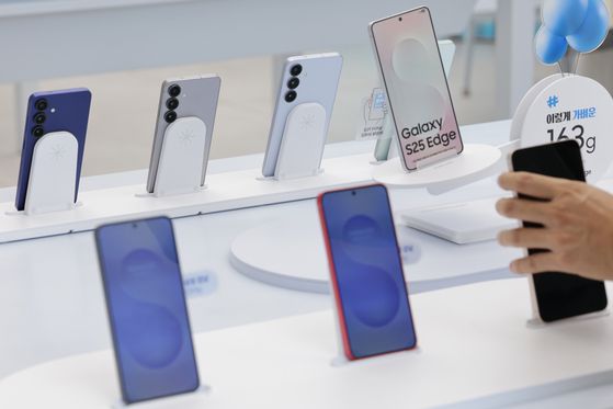 서울 강남 삼성에서 고개들이 삼성전자 갤럭시 S25 시리즈를 살펴보고 있다. 뉴스1
