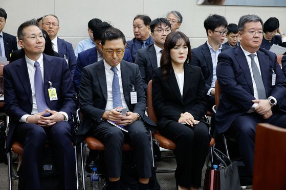 지난해 10월 과방위 국정감사. 앞줄 왼쪽부터 김경훈 전 구글코리아 사장, 안철현 애플코리아 부사장, 김수향 네이버 뉴스서비스 총괄전무, 허욱 페이스북코리아 부사장. 뉴스1