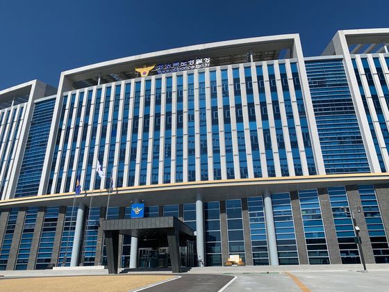 지난 8월 한국인 대학생이 캄보디아에서 고문당한 뒤 숨진 사건을 수사한 현지 검찰이 중국인 3명을 살인 혐의로 재판에 넘겼다.   11일(현지시간) 캄보디아 국영 AKP 통신에 따르면 전날 캄보디아 깜폿지방검찰청은 살인과 사기 혐의로 A(35)씨 등 30~40대 중국인 3명을 구속기소 했다. 캄보디아 깜폿지방검찰청 대변인 명의 발표문. 연합뉴스