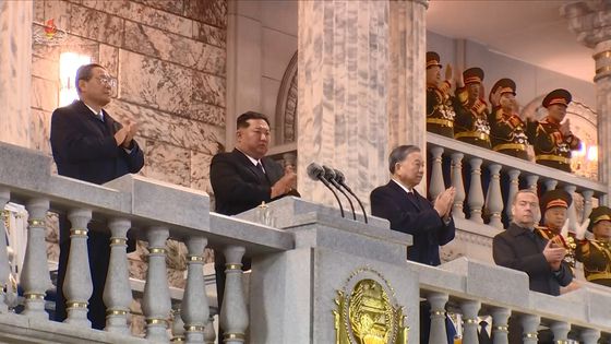 지난 10일 평양 김일성광장에서 노동당 창건 80주년 경축 열병식이 성대히 거행됐다고 조선중앙TV가 11일 보도했다. 사진은 김정은 북한 국무위원장이 외국 대표들과 열병식을 관람하고 있다. 오른쪽부터 드미트리 메드베데프 러시아 국가안보위원회 부의장, 또 럼 베트남 공산당 서기장, 김정은 국무위원장, 리창 중국 국무원 총리. 조선중앙TV 캡처. 뉴시스