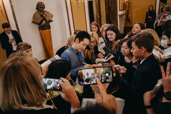 10일 폴란드 바르샤바에서 2차 경연이 끝난 후 피아니스트 이효에게 사인을 받기 위해 모인 팬들. 사진 쇼팽 인스티튜트