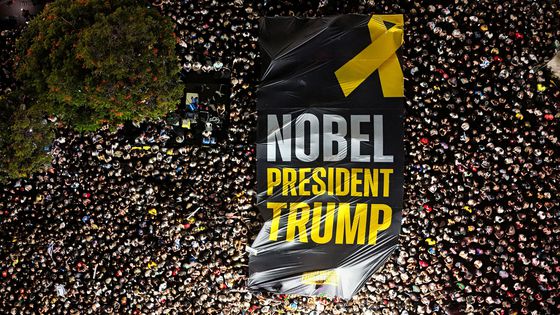 도널드 트럼프 미국 대통령(왼쪽)이 13일(현지시간) 예루살렘의 이스라엘 의회인 크네세트에서 이스라엘 총리 베냐민 네타냐후와 손을 잡고 대화를 나누고 있다. AFP=연합뉴스