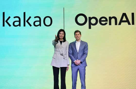 지난 2월 정신아 카카오 대표가 오픈AI와의 협업 소식을 알리며 샘 올트먼 오픈AI CEO와 기념촬영하고 있다. 연합뉴스