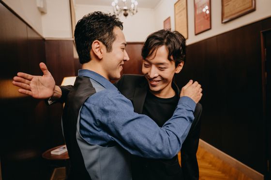 10일 쇼팽 국제 콩쿠르의 2차 경연 도중 포옹하고 있는 이혁(오른쪽)과 효 형제. 동생의 연주가 끝나고 형의 연주가 시작되기 직전이다. 사진 쇼팽 인스티튜트