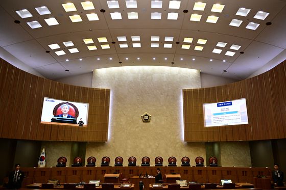 조희대 대법원장을 비롯한 대법관들이 5월 1일 오후 서울 서초구 대법원 대법정에서 이재명 더불어민주당 대선 후보의 공직선거법 위반 사건 상고심 선고를 준비하고 있다. [사진공동취재단]
