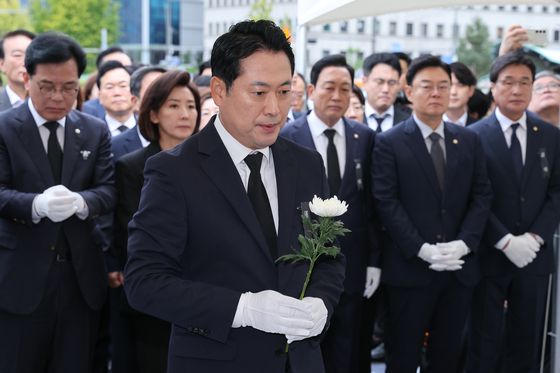 장동혁 국민의힘 대표가 13일 서울 여의도 국회에서 김건희 특검 조사를 받던 중 숨진 양평군청 공무원 분향소를 찾아 헌화하고 있다. 뉴스1