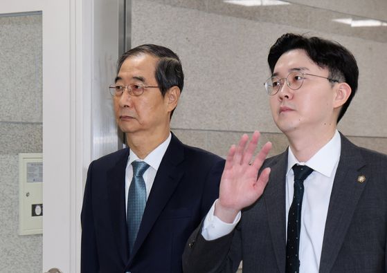 최상목 전 기획재정부 장관이 계엄 당일 윤석열 전 대통령에게서 문건을 받아 읽고 있다. 법원cctv 캡처