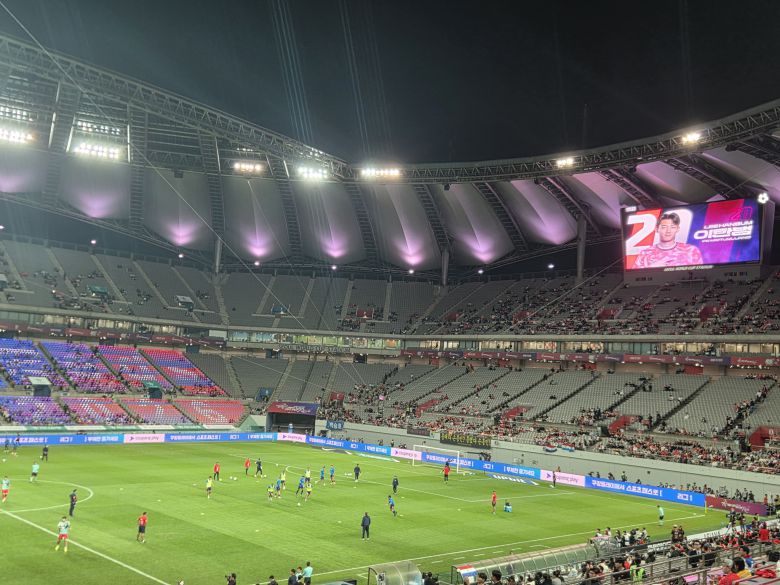 14일 한국과 파라과이 평가전을 30분 앞둔 서울월드컵경기장. 관중석에 빈자리가 많이 보인다. 박린 기자