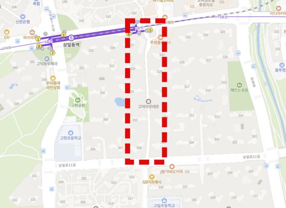 논란이 된 서울 강동구 대단지 아파트 내부 공공보행로. 상일동역 5번 출구쪽으로 난 도로로, 인근 대단지 아파트 거주민들도 자주 이용해 왔다. 네이버 지도 캡처.