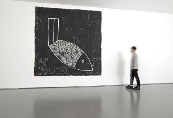 노은님의 '큰 물고기 하나'(1984)가 걸린 전시장. 사진 현대화랑