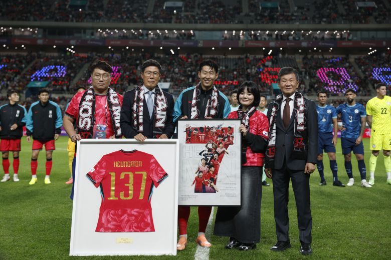 14일 오후 서울월드컵경기장에서 열린 한국과 파라과이 축구 대표 친선 경기에 앞서 손흥민이 A매치 최다출전 기념 유니폼을 전달 받은뒤 차범근 전 감독, 정몽규 대한축구협회장등 관계자들과 기념사진을 촬영하고 있다. 김정훈 기자.