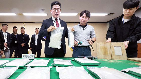 2023년 10월 10일 백해룡 당시 서울영등포경찰서 형사2과장이 '말레이시아 밀반입 필로폰 국내 유통 범죄조직 검거' 브리핑 중 압수한 필로폰을 공개하고 있다.  뉴스1