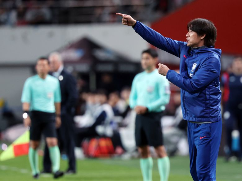 한국 축구 대표팀 홍명보 감독이 선수들에게 작전 지시를 내리고 있다. [연합뉴스]