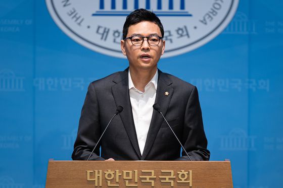 박정훈 국민의힘 의원이 14일 서울 여의도 국회 소통관에서 김현지 대통령비서실 제1부속실장관련 기자회견을 하고 있다. 박 의원은 김 실장과 경기동부연합이 연결되어 있으며 이재명 대통령의 성남시의회의 성남의료원 조례 심의 관련 특수공무집행방해 당시 함께 했다고 밝혔다. 뉴스1