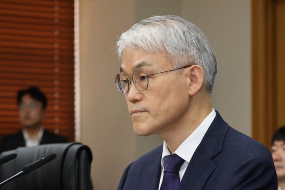 천대엽 법원행정처 처장이 15일 오전 서울 서초구 대법원에서 열린 국회 법제사법위원회 국정감사에서 추미애 위원장의 발언을 듣고 있다. 사진 국회사진기자단