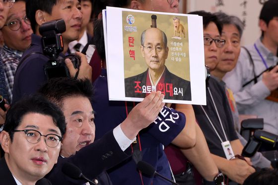 ‘조요토미 희대요시’ 합성 사진을 든 최혁진 무소속 의원. 장진영 기자