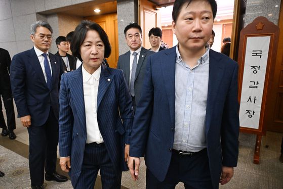 15일 서울 서초동 대법원에서 열린 국회 법제사법위원회 '현장 국정감사'에 앞서 열린 전체회의에서 추미애 위원장이 대법원장의 대선 개입 의혹과 관련해 사건 수사기록에 대한 전자문서 접속 로그기록을 확인하러 이동 하고 있다. 사진 국회사진기자단