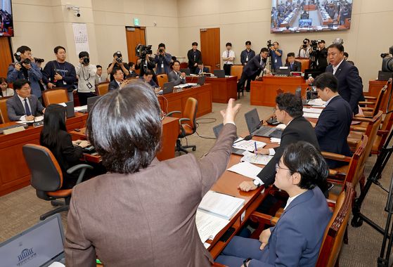 15일 서울 여의도 국회에서 열린 고용노동부에 대한 기후에너지환경고용노동위원회 국정감사에서 민주노총 증인 채택 여부와 관련해 국민의힘 김위상 의원과 진보당 정혜경 의원이 설전을 벌이고 있다.