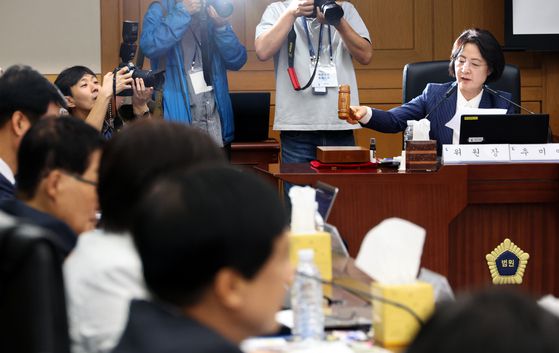 추미애 국회 법제사법위원회 위원장이 15일 오전 서울 서초구 대법원에서 열린 전체회의에서 '이재명 대통령의 공직선거법위반 사건에 대한 대법원 전원합의체 관련 서류 제출 요구의 건'을 처리하고 있다. 사진 국회사진기자단