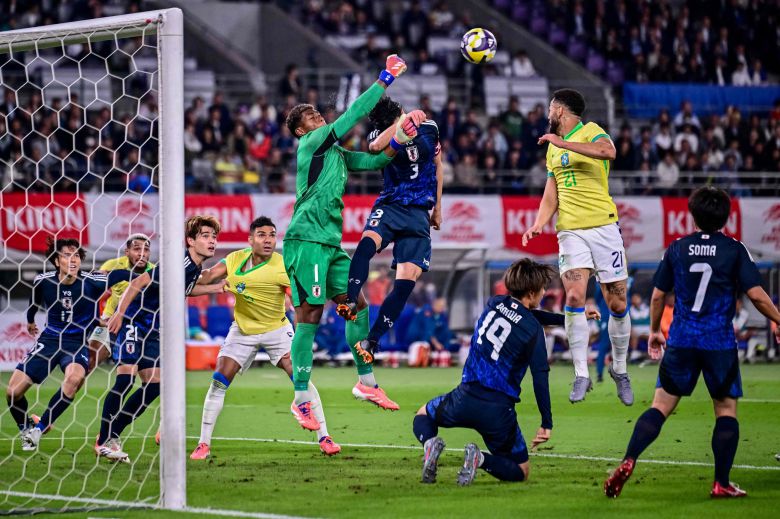 일본 골키퍼 스즈키 자이온이 브라질 공격을 막아내고 있다. [AFP=연합뉴스]