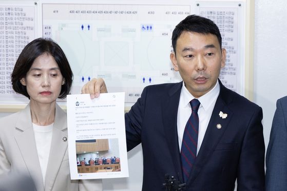 16일 서울 여의도 국회에서 법제사법위원회 감사원 등에 대한 국정감사가 중지된 뒤 김용민 더불어민주당 간사를 비롯한 위원들이 전일 대법원 현장감사에 관한 입장을 밝히고 있다. 뉴스1