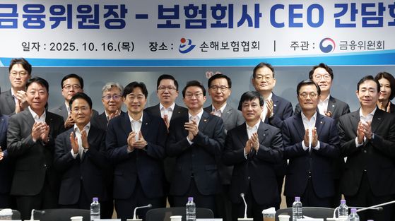 이억원 금융위원장(앞줄 왼쪽 넷째)이 16일 오전 서울 종로구 손해보험협회에서 열린 보험사 CEO 간담회에서 참석자들과 함께 기념촬영을 하고 있다. 뉴스1
