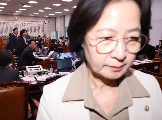 16일 서울 여의도 국회에서 열린 감사원 등에 대한 법제사법위원회 국정감사에서 발언권 등과 관련 여야 언쟁이 이어지자 추미애 위원장이 감사 중지를 선포한뒤 자리를 나서고 있다. 연합뉴스