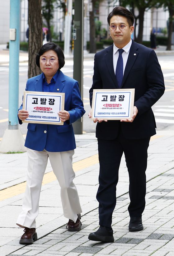 더불어민주당 김현, 전용기 국민소통위원장이 16일 김현지 대통령실 1부속실장에 대한 허위 조작 보도 의혹을 주장하며 한미일보에 대한 고발장 접수를 하기 위해 서울 종로구 서울경찰청 민원실로 향하고 있다. 뉴스1