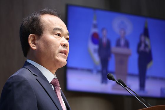 16일 서울 여의도 국회 소통관에서 김현지 대통령실 제1부속실장으로부터 피해 받았다고 주장하는 경기도 성남시의회 이덕수 시의원이 기자회견을 하고 있다. 연합뉴스