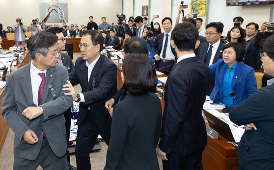 민주당 김우영, 국민의힘 박정훈이 “에휴 이 찌질한 놈아!”라고 보낸 문자 공개(14일 과방위). [뉴스1]